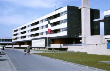 Der "Aaseemarkt": Einkaufszentrum mit integrierten Wohnungen in der Aasee-Stadt, eröffnet 1965