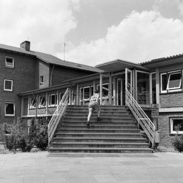Die Jugendherberge in der Bismarckallee (Eingangsbereich), fertiggestellt 1957