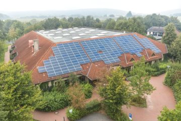 Gesamtschule Rödinghausen mit Bürger-Solaranlage. August 2014.