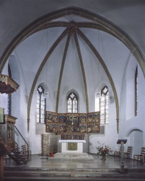 Ev. St.-Bartholomäus-Kirche in Rödinghausen: Chorraum mit Flügelalter von 1520. Romanischer Ursprungsbau 12. Jh., Umbau im gotischen Stil 16. Jh. Ansicht im September 2015.
