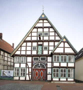 Vlotho, Lange Straße 136: Baudenkmal Haus Malz, Vier-Ständer-Deelenhaus mit Auslucht, erbaut um 1684/1685 für den Kaufmann Otto Heinrich Schürmann, heute Museum für Lokalgeschichte. Ansicht im April 2017.