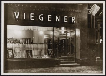 Das Fotoatelier Josef Viegener, Hamm - hier im 1930 bezogenen Geschäftslokal Oststraße 36 (ursprünglich eröffnet 1925 an der Oststraße 47) - zerstört durch Bombeneinschlag 1944 und wiedereröffnet 1949 an der Ostenallee 29. Undatiert, um 1930?
