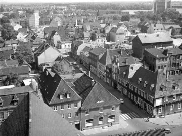 Hamm-Altstadt 1963: Widumstraße und südöstliche Innenstadt - Blick vom Turm der Pauluskirche. Im Hintergrund links: Schutzbunker aus dem Zweiten Weltkrieg.