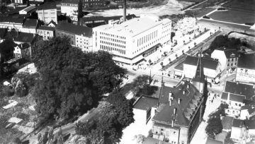 Hamm-Altstadt um 1932: Geschäftsviertel Westentor/Bahnhofstraße. Vorn rechts: Landratsamt. Weißes Gebäude Bildmitte: Kaufhaus Ehape (Einheitspreisgeschäft) mit Lichtspielhaus "Ufa-Palast". Undatiert.