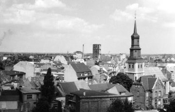 Hamm-Altstadt um 1960: Martin-Luther-Kirche und Pauluskirche ohne Turmhaube (im Zweiten Weltkrieg zerstört, 1962 erneuert). Undatiert.