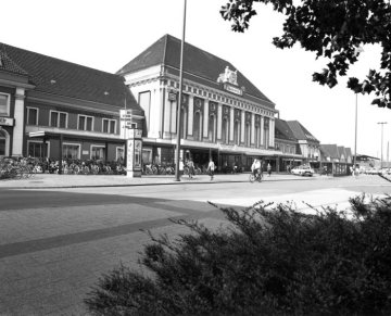 Bahnhof Hamm 1983 - Vorplatz und Empfangsgebäude von 1920. Über dem Eingangsportal: Werbebanner für die "Rosaroten Wochen" von Septemer bis Dezember 1983.