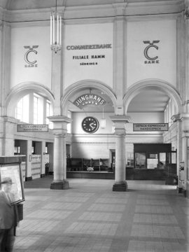 Bahnhof Hamm 1959: Empfangshalle von 1920 - wieder hergerichtet nach schwerer Beschädigung im Zweiten Weltkrieg.
