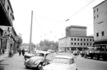 Hamm - Westentor mit Kreissparkasse (im Hintergrund rechts) und Westentor-Bunker aus dem Zweiten Weltkrieg. Links: Ladenzeile mit Samenbau Tewes. Undatiert, um 1960.