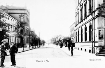 Hamm - Wilhelmstraße mit Straßenbahntrasse (Bau ab 1898). Links: Häuser Nr. 1-7, rechts: Nr. 34 [noch "Bierhalle"? vgl. Bild 17_159] Postkarte, undatiert, um 1912.