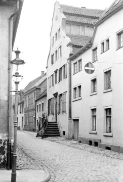 Hamm - Antonistraße mit Stunikenhaus (Haus Nr. 10 mit Freitreppe) und Friseurgeschäft im benachbarten Gebäude. Undatiert, um 1930 [?]