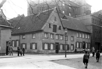 Hamm - Brüderstraße und Mündung Eylertstraße, 1929. Im Hintergrund: Kloster-Brauerei Pröpsting, Anschnitt vorn: Kirchplatz St. Agnes.