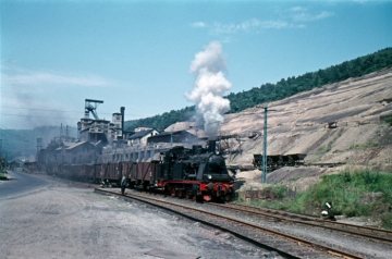 Werkbahn auf dem Gelände des Eisenerzbergwerks bei Siegen-Eisern, 1956