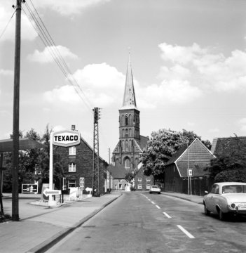 Hamm, Ortsteil Bockum-Hövel mit St. Pankratius-Kirche, erbaut 1957 nach Zerstörung des Vorgängerbaus im Zweiten Weltkrieg (1944). Undatiert, um 1975 [?]