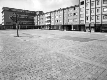 Hamm, Ortsteil Heessen - Wohngebäude mit Ladenzeile am Heessener Markt. Bildrand links: Modehaus Lyko, rechts Mitte: Möbel Lohaus. Undatiert.