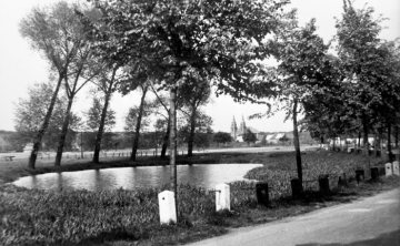 Der "Hexenteich" in Hamm-Heessen mit Blick zur St. Stephanus-Kirche. Undatiert, um 1950 [?]
