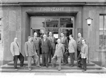 Stadtverwaltung Hamm, 1950er Jahre: Finanzbeamte vor dem neuen Finanzamt. Undatiert. 