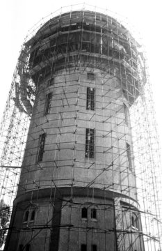 Stadtwerke Hamm - Wasserturm in Berge, 1908 errichtet, 1936 um drei Etagen aufgestockt, hier während der Instandsetzung nach 1945 [vermutet]. Undatiert.