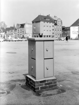 Elektrizitätswerk Hamm - Stromverteiler auf dem Neumarkt, später überbaut mit einer Tiefgarage und einem Kino. Blick Richtung Stunikenhaus (links) und Agneskirche. Auftragsfotografie der Stadtwerke Hamm, 1966.