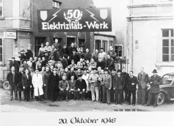 Elektrizitätswerk Hamm, gegr. 1898: Belegschaftsporträt anlässlich des 50-jährigen Betriebsjubiläums im Oktober 1948 (Friedrichstraße). 