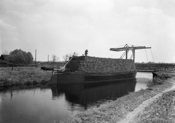 Torftransport auf dem Süd-Nord-Kanal bei Georgsdorf, ca. 1930.