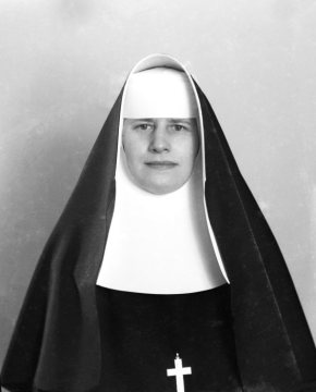 Ordensfrauen im Dienst der Krankenpflege: Schwester der Kinderklinik St. Elisabeth, Hamm [vermutet]. Undatiert.