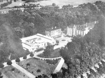 Bad Hamm: Sole-Kurbad 1882-1955, später Ortsteil von Hamm-Uentrop. Blick auf den Ostenschützenhof (rechts, ab 1931 Kurhaus), das Logierhaus (Mitte), das Badehaus und den Kurpark. Undatiert.