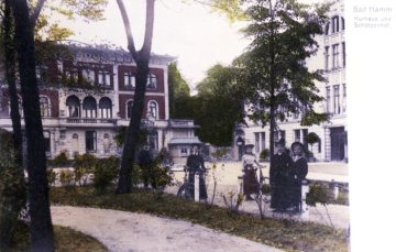 Bad Hamm, Sole-Kurbad 1882-1955: Das Logierhaus zwischen Badehaus und Ostenschützenhof (rechts, ab 1931 Kurhaus). Postkarte, undatiert, um 1905 [?]