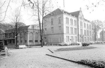 Das Kurhaus in Bad Hamm, Sole-Kurbad 1882-1955 - vormaliger Ostenschützenhof, erbaut 1900, seit 1931 in städtischem Besitz und umgebaut zum Kurhaus. Undatiert, um 1965.