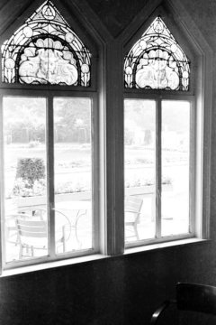 Das Badehaus in Bad Hamm - errichtet 1882, abgerissen um 1960: Tiffany- oder Glasmalereifenster der Gartenfront. Undatiert, um 1950.