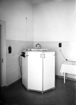 Bädertherapie im Kurhaus Bad Hamm, Ostenallee. Undatiert, um 1950 [?]