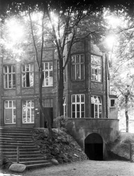Haus Sylverberg, 1959 - errichtet im 19. Jh. als Gasthof, ab 1923 Kinderkurheim mit vier benachbarten Liegehallen, 1935 Umwidmung des Haupthauses Ostenallee 101 zur Jugendherberge.