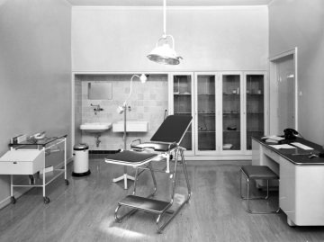 Behandlungszimmer im Gesundheitshaus Steinkohlebergwerk Heinrich Robert - Hamm, Fangstraße, eröffnet im Juli 1955.