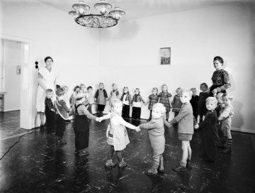 Spielstunde im Kindergarten St. Theresia in Hamm, Maybachstraße  - erbaut 1953 von der Kirchengemeinde St. Stephanus mit Unterstützung der Gemeinde und der Zeche Sachsen. Undatiert, um 1953?