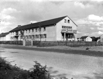 Friedrich-Wilhelm-Stift, Hamm, Ludwig-Teleky-Straße 8: Waisenhaus und Kinderheim, Grundsteinlegung 1953, Bezug 1954, Verkauf an das Perthes-Werk 1983. Ansicht von der Rückseite um 1955.