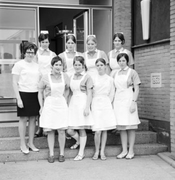 Schwestern vor der Malteser-Schule am St. Josef-Krankenhaus, Hamm-Bockum-Hövel. Undatiert, um 1970.