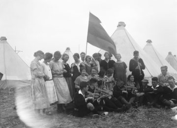 Richard Schirrmann, Familie: Ehefrau Elisabeth Schirrmann (links außen) mit Singekreis des Wandervogels (?) in einem Zeltlager an der See, undatiert, um 1930?