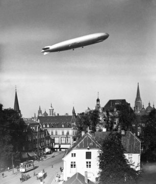 Luftschiff "Graf Zeppelin" über der Münsteraner Altstadt Höhe Salzstraße