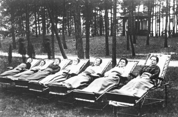 Patientinnen bei der Frischluftliegekur im Kurwald, um 1930?