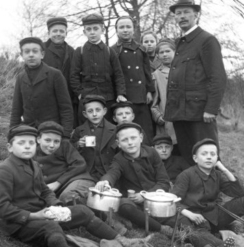 Schülerwanderung: Richard Schirrmann mit Schulklasse bei einer Wanderrast, undatiert, um 1912?