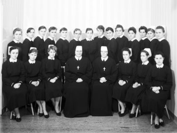 Ordensfrauen im  Dienste der Krankenpflege: Schwester Reingard (Mitte links) mit Jungschwestern - Kinderklinik St. Elisabeth, Hamm, 1961.