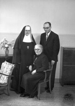 Ordensfrauen im  Dienste der Krankenpflege: Schwester Reingard - Kinderklinik St. Elisabeth, Hamm. Undatiert, um 1961.