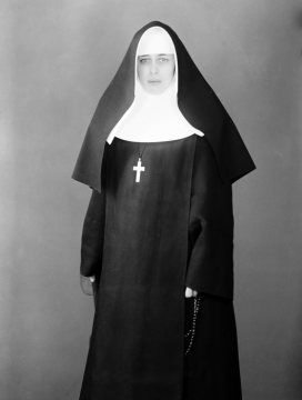Ordensfrauen im Dienst der Krankenpflege: Schwester der Kinderklinik St. Elisabeth, Hamm, 1933.