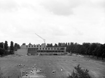 Bau des Gymnasiums Hammonense, Hamm. Grundsteinlegung September 1954, Schulbetrieb ab April 1956.
