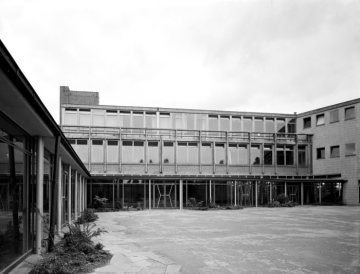 Gymnasium Hammonense, Hamm - erbaut 1954-1956: Innenhof mit Eingangsfront. Undatiert, um 1956.