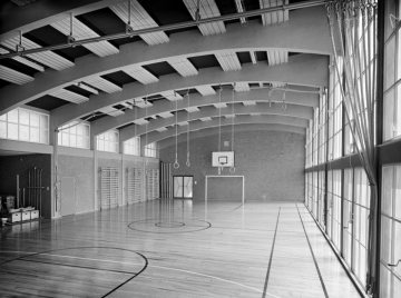 Gymnasium Hammonense, Hamm - erbaut 1954-1956: Blick in die Turnhalle. Undatiert, um 1956.