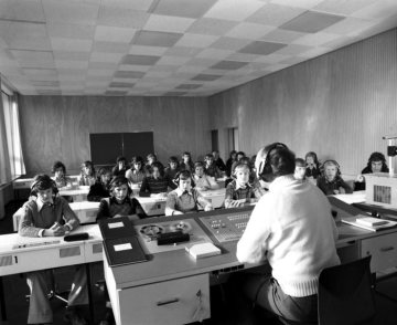 Unterricht im Sprachlabor der Realschule Hamm-Bockum-Hövel. Undatiert, 1970er Jahre.