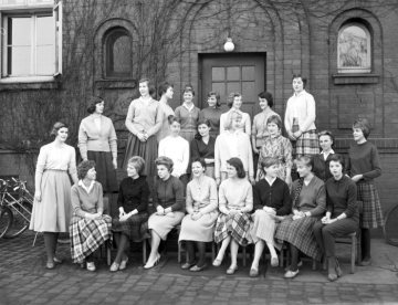 Abiturklasse des Beisenkamp-Gymnasiums, Hamm - Gruppenporträt vor dem alten Schulgebäude am Beisenkamp, 1959.