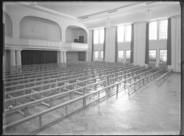 Kurhaus Bad Hamm - Festsaal: Aufbau der Bestuhlung, 1959.