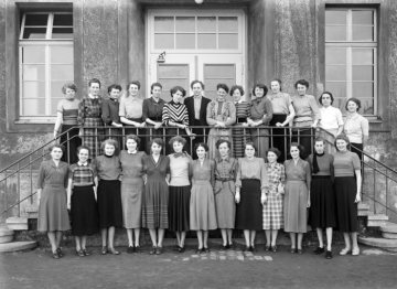 Abschlussjahrgang 1953, Klasse 6b - Marienschule, Hamm (Realschule und Frauenfachschule). Hinten Mitte: Lehrerin Gabriele Bauer, 1947-1976 an der Schule tätig.