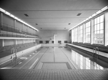 Schwimmbecken im neuen Stadtbad Hamm - 1956 fertig gestellt, 2000 stillgelegt, 2010 abgerissen. Undatiert, um 1956 [?]